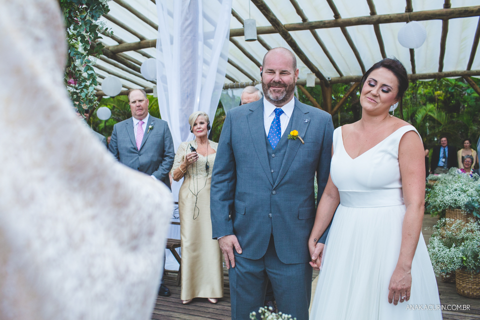 Casamento da noiva paula e do noivo Todd em Ubatuba - SP, na praia de Itamambuca, fotografado por Ana Kacurin.