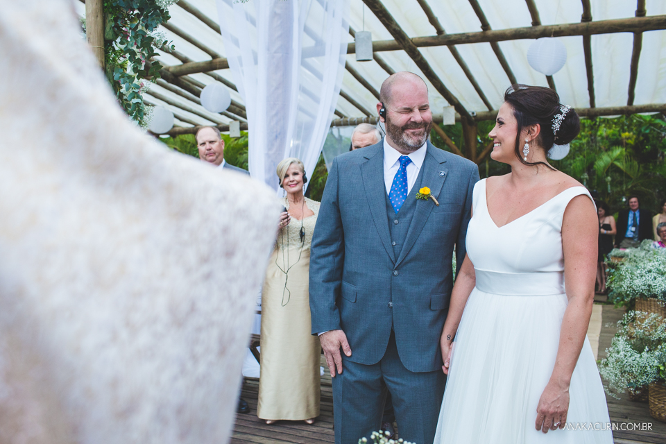 Casamento da noiva paula e do noivo Todd em Ubatuba - SP, na praia de Itamambuca, fotografado por Ana Kacurin.