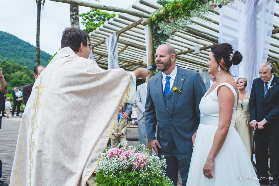 Casamento da noiva paula e do noivo Todd em Ubatuba - SP, na praia de Itamambuca, fotografado por Ana Kacurin.