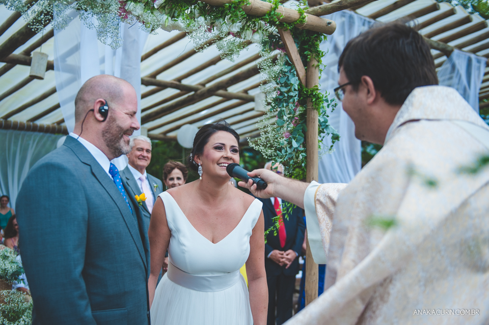 Casamento da noiva paula e do noivo Todd em Ubatuba - SP, na praia de Itamambuca, fotografado por Ana Kacurin.
