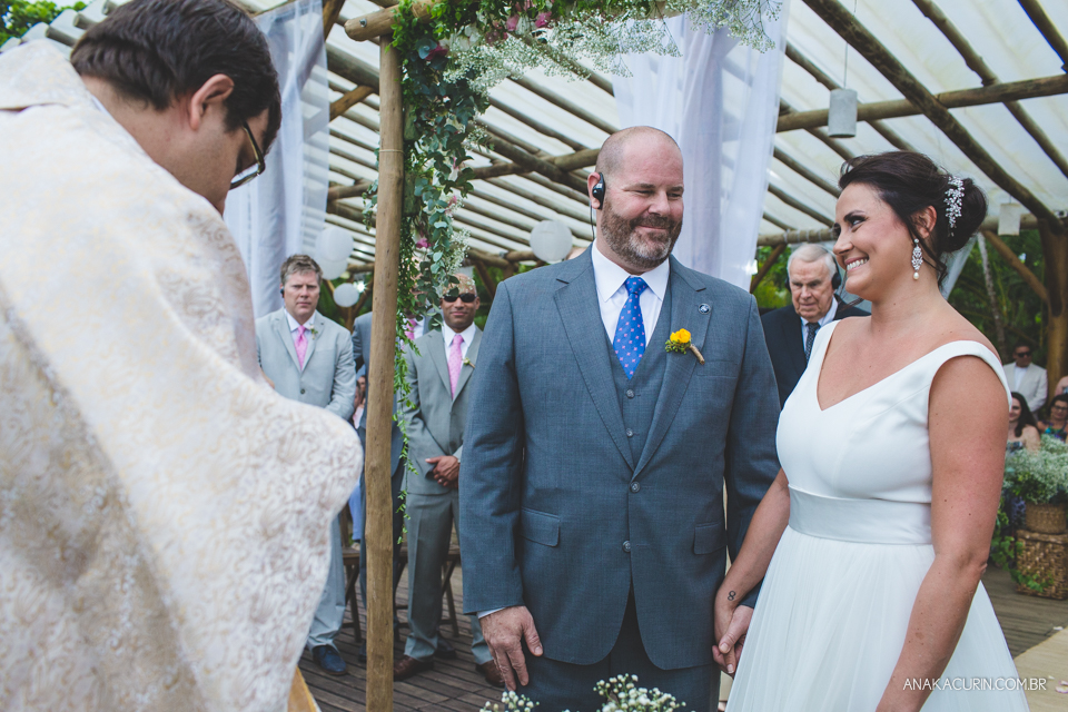 Casamento da noiva paula e do noivo Todd em Ubatuba - SP, na praia de Itamambuca, fotografado por Ana Kacurin.