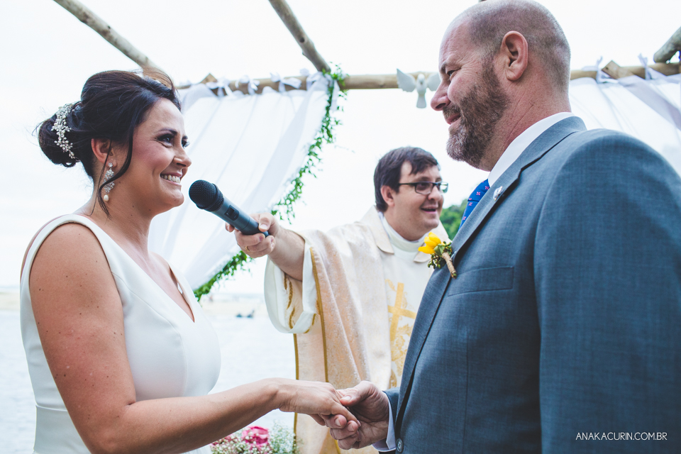 Casamento da noiva paula e do noivo Todd em Ubatuba - SP, na praia de Itamambuca, fotografado por Ana Kacurin.