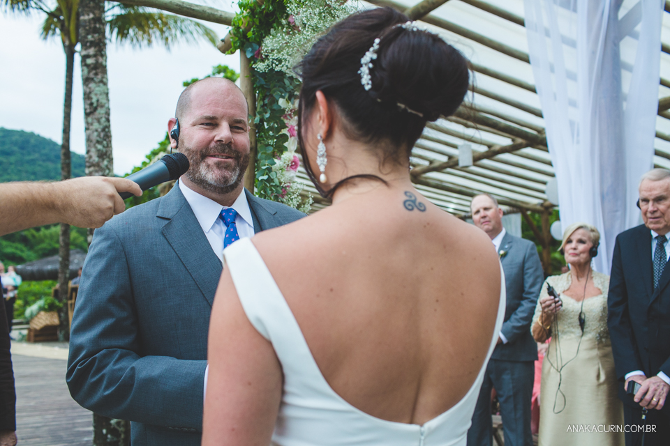Casamento da noiva paula e do noivo Todd em Ubatuba - SP, na praia de Itamambuca, fotografado por Ana Kacurin.