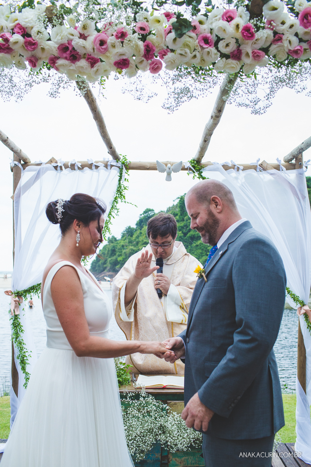 Casamento da noiva paula e do noivo Todd em Ubatuba - SP, na praia de Itamambuca, fotografado por Ana Kacurin.