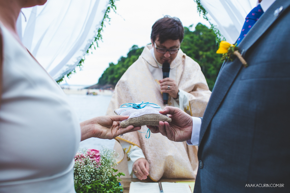 Casamento da noiva paula e do noivo Todd em Ubatuba - SP, na praia de Itamambuca, fotografado por Ana Kacurin.