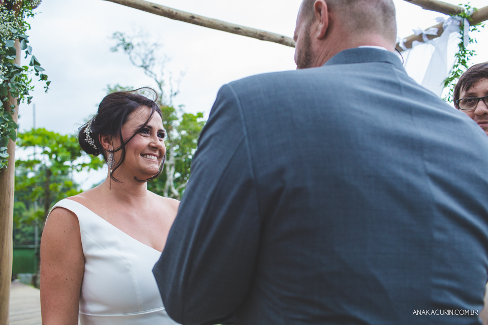 Casamento da noiva paula e do noivo Todd em Ubatuba - SP, na praia de Itamambuca, fotografado por Ana Kacurin.