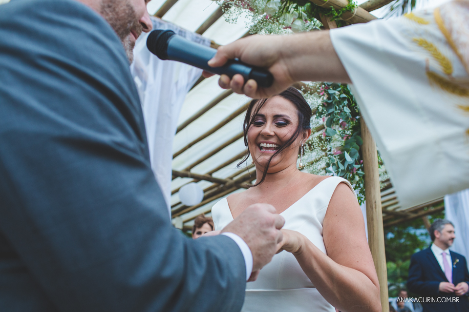 Casamento da noiva paula e do noivo Todd em Ubatuba - SP, na praia de Itamambuca, fotografado por Ana Kacurin.