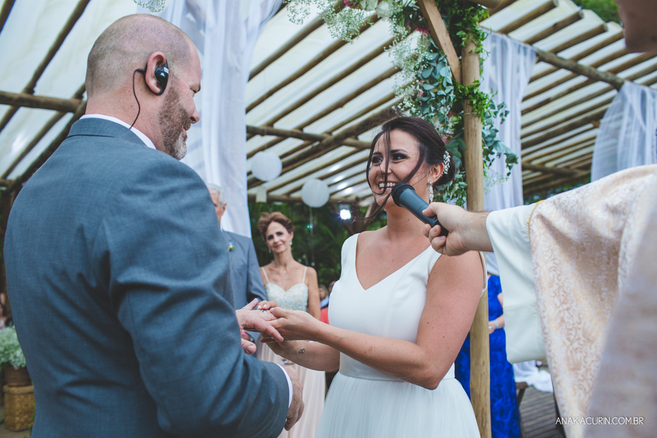Casamento da noiva paula e do noivo Todd em Ubatuba - SP, na praia de Itamambuca, fotografado por Ana Kacurin.