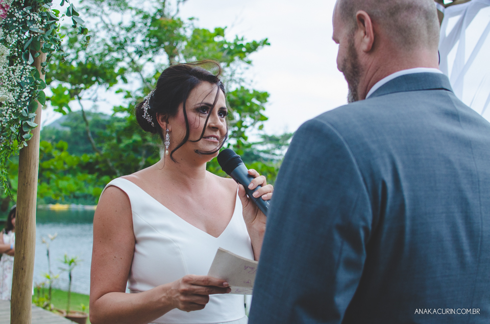 Casamento da noiva paula e do noivo Todd em Ubatuba - SP, na praia de Itamambuca, fotografado por Ana Kacurin.