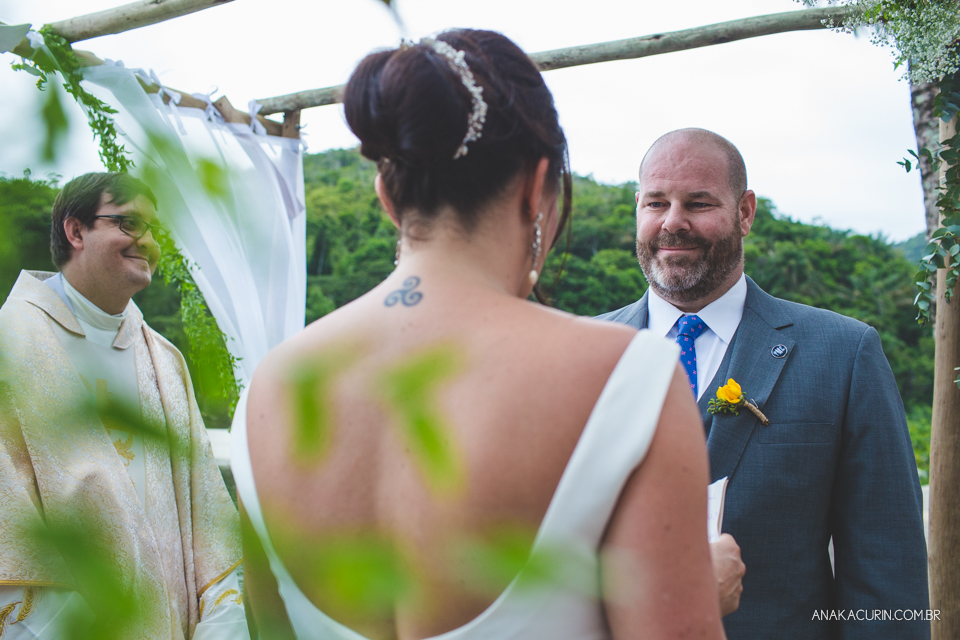 Casamento da noiva paula e do noivo Todd em Ubatuba - SP, na praia de Itamambuca, fotografado por Ana Kacurin.