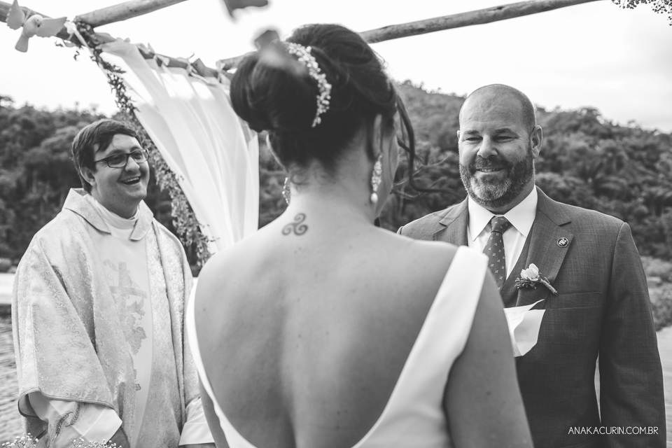 Casamento da noiva paula e do noivo Todd em Ubatuba - SP, na praia de Itamambuca, fotografado por Ana Kacurin.
