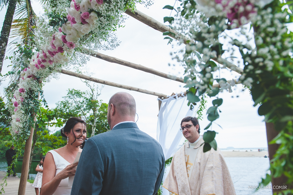 Casamento da noiva paula e do noivo Todd em Ubatuba - SP, na praia de Itamambuca, fotografado por Ana Kacurin.
