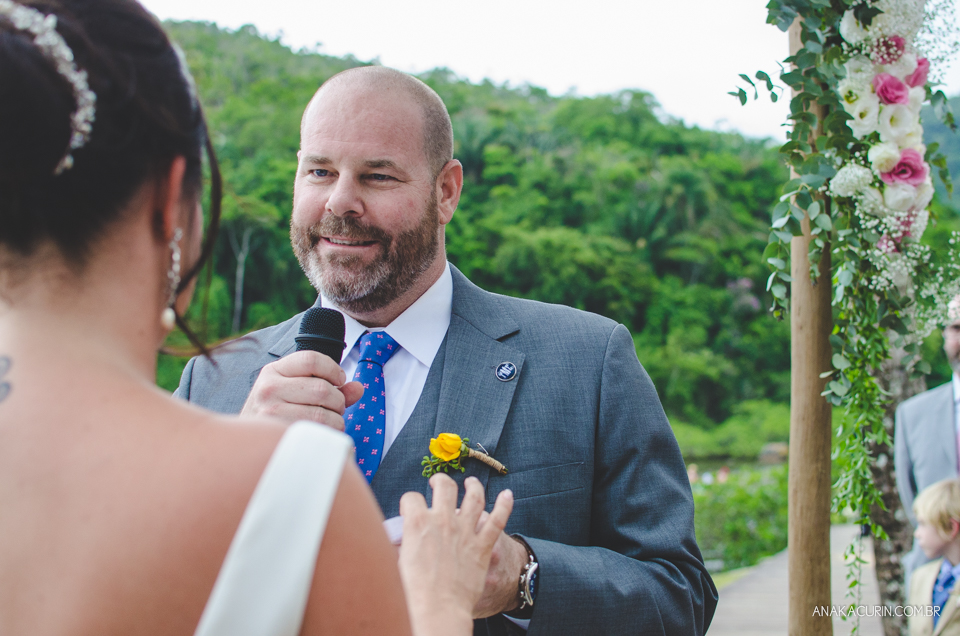 Casamento da noiva paula e do noivo Todd em Ubatuba - SP, na praia de Itamambuca, fotografado por Ana Kacurin.