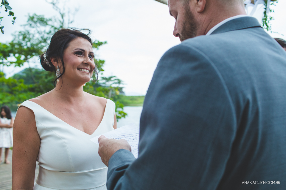 Casamento da noiva paula e do noivo Todd em Ubatuba - SP, na praia de Itamambuca, fotografado por Ana Kacurin.