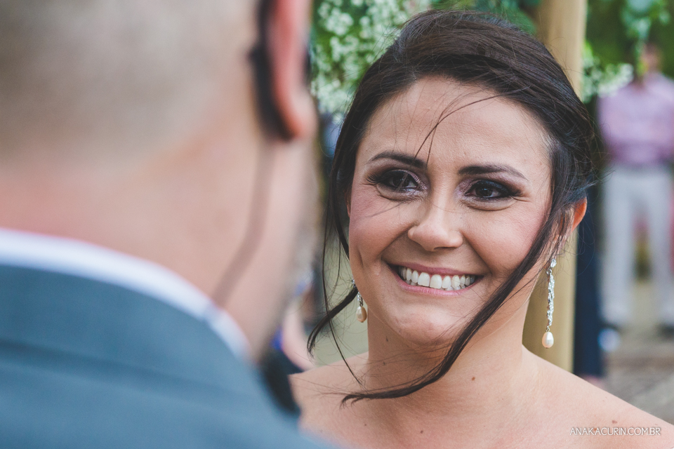 Casamento da noiva paula e do noivo Todd em Ubatuba - SP, na praia de Itamambuca, fotografado por Ana Kacurin.