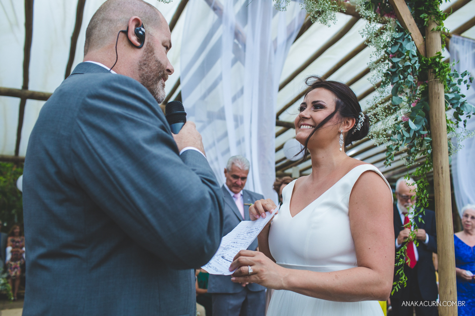 Casamento da noiva paula e do noivo Todd em Ubatuba - SP, na praia de Itamambuca, fotografado por Ana Kacurin.