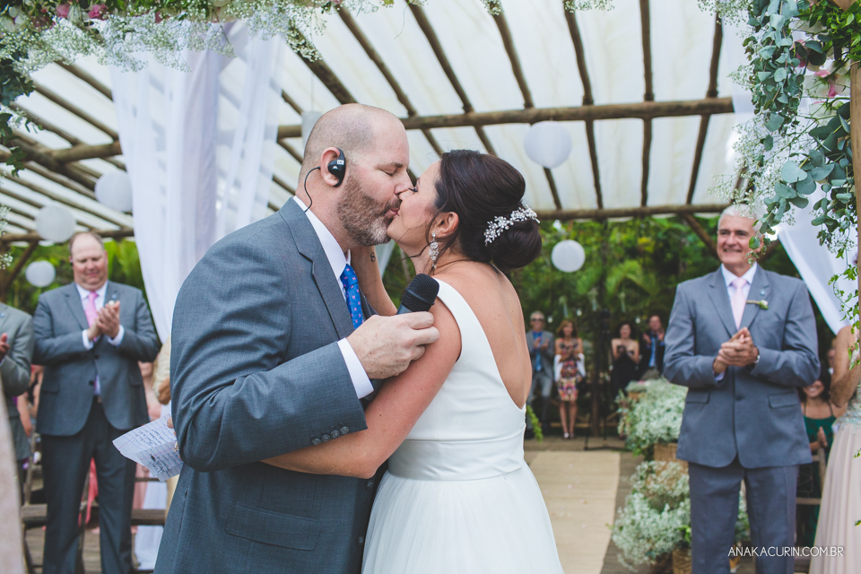 Casamento da noiva paula e do noivo Todd em Ubatuba - SP, na praia de Itamambuca, fotografado por Ana Kacurin.