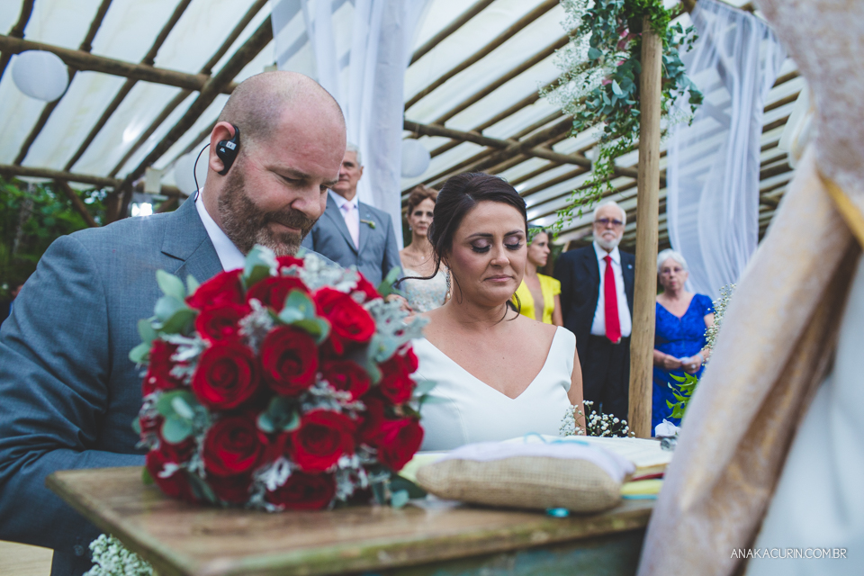 Casamento da noiva paula e do noivo Todd em Ubatuba - SP, na praia de Itamambuca, fotografado por Ana Kacurin.