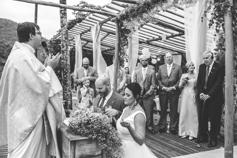 Casamento da noiva paula e do noivo Todd em Ubatuba - SP, na praia de Itamambuca, fotografado por Ana Kacurin.