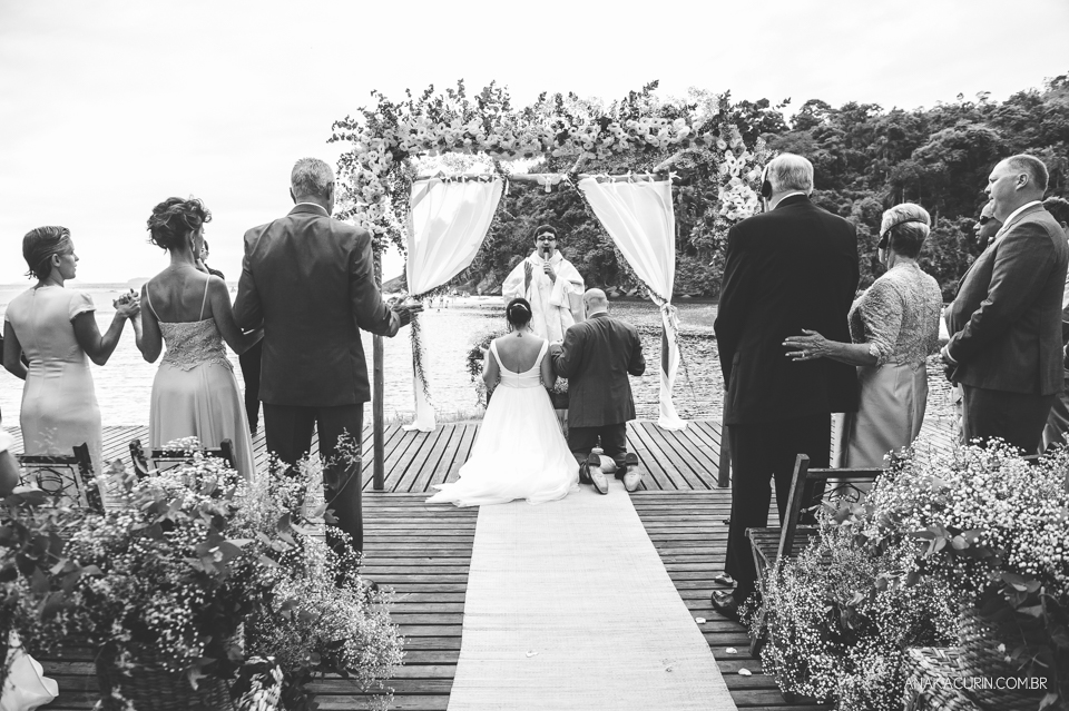 Casamento da noiva paula e do noivo Todd em Ubatuba - SP, na praia de Itamambuca, fotografado por Ana Kacurin.