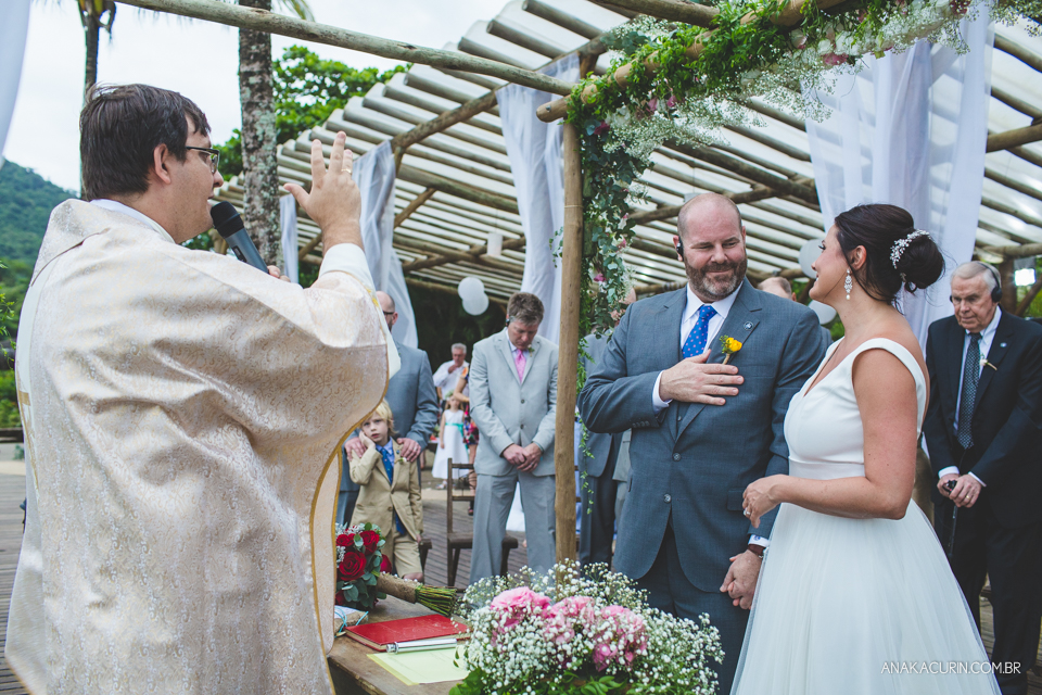 Casamento da noiva paula e do noivo Todd em Ubatuba - SP, na praia de Itamambuca, fotografado por Ana Kacurin.