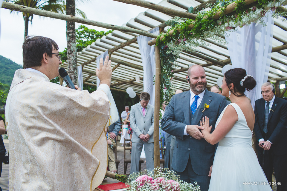 Casamento da noiva paula e do noivo Todd em Ubatuba - SP, na praia de Itamambuca, fotografado por Ana Kacurin.