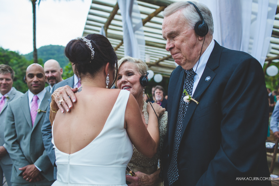 Casamento da noiva paula e do noivo Todd em Ubatuba - SP, na praia de Itamambuca, fotografado por Ana Kacurin.