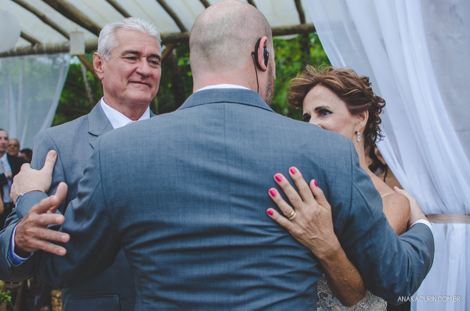 Casamento da noiva paula e do noivo Todd em Ubatuba - SP, na praia de Itamambuca, fotografado por Ana Kacurin.