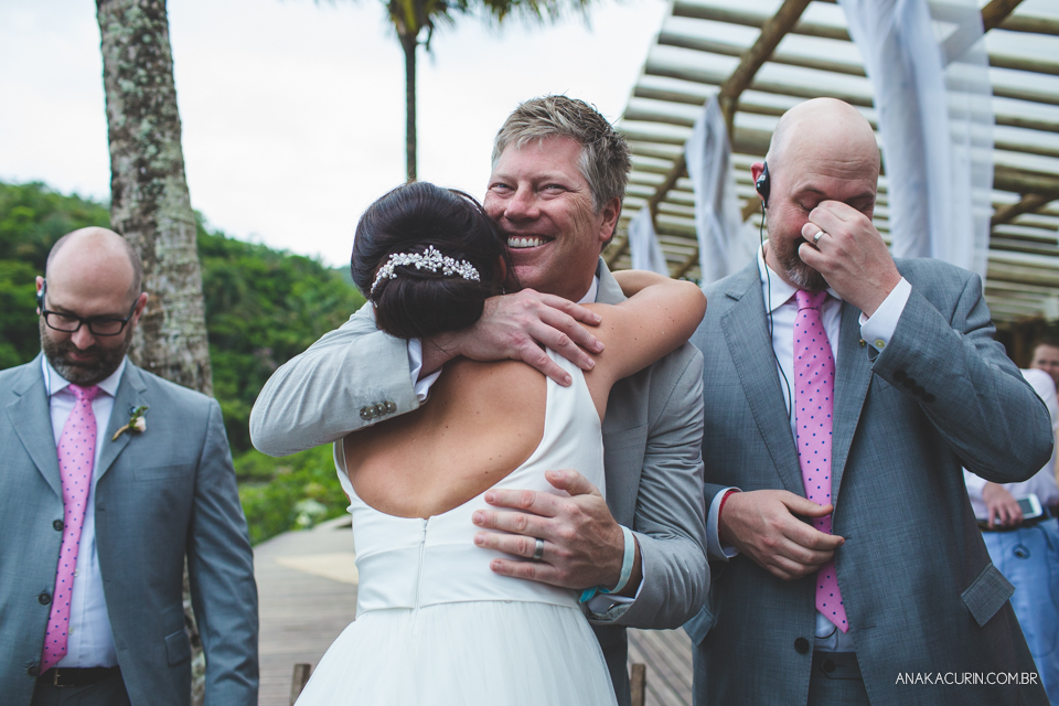 Casamento da noiva paula e do noivo Todd em Ubatuba - SP, na praia de Itamambuca, fotografado por Ana Kacurin.