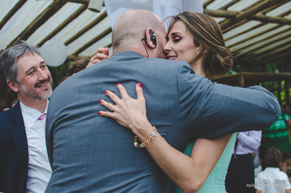 Casamento da noiva paula e do noivo Todd em Ubatuba - SP, na praia de Itamambuca, fotografado por Ana Kacurin.
