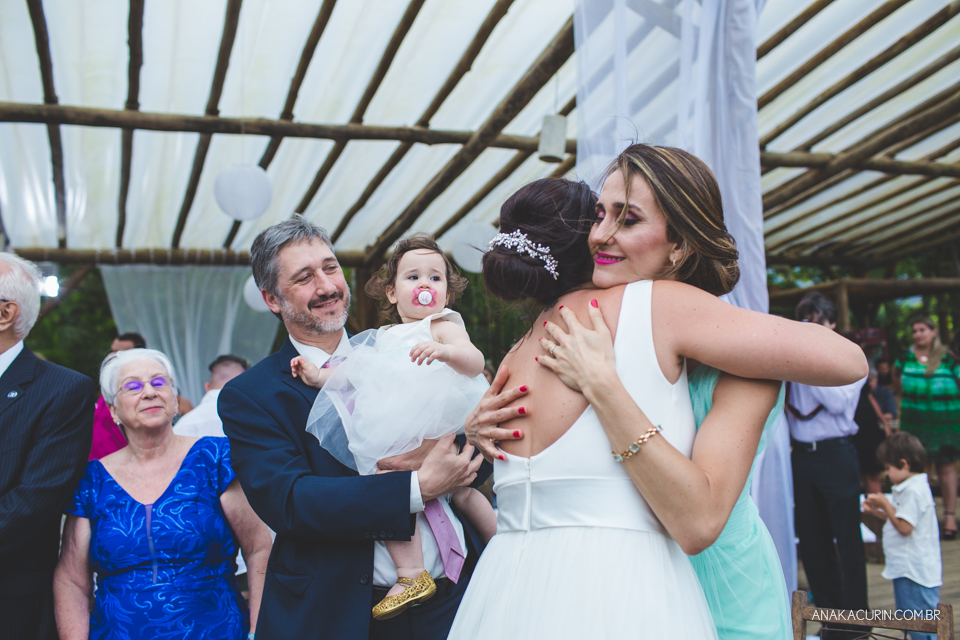 Casamento da noiva paula e do noivo Todd em Ubatuba - SP, na praia de Itamambuca, fotografado por Ana Kacurin.