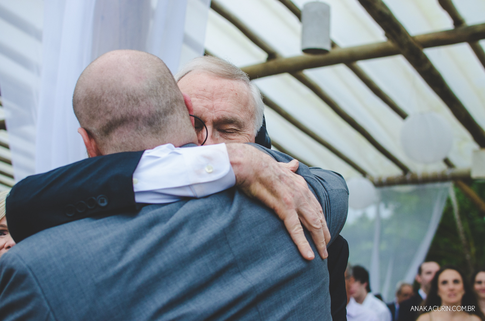 Casamento da noiva paula e do noivo Todd em Ubatuba - SP, na praia de Itamambuca, fotografado por Ana Kacurin.