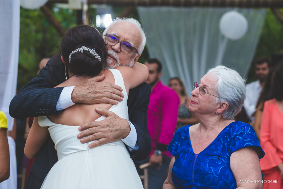 Casamento da noiva paula e do noivo Todd em Ubatuba - SP, na praia de Itamambuca, fotografado por Ana Kacurin.