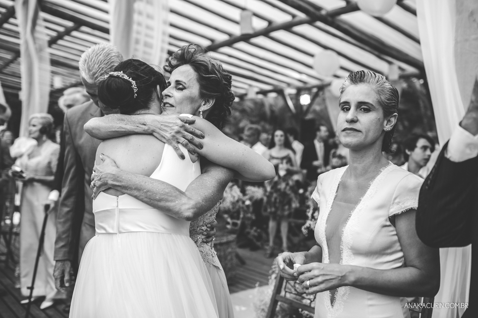 Casamento da noiva paula e do noivo Todd em Ubatuba - SP, na praia de Itamambuca, fotografado por Ana Kacurin.