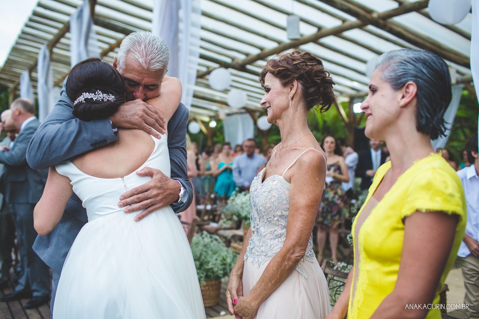 Casamento da noiva paula e do noivo Todd em Ubatuba - SP, na praia de Itamambuca, fotografado por Ana Kacurin.