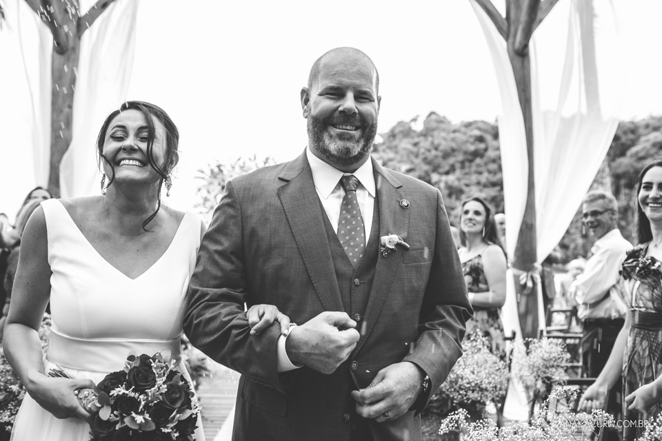 Casamento da noiva paula e do noivo Todd em Ubatuba - SP, na praia de Itamambuca, fotografado por Ana Kacurin.