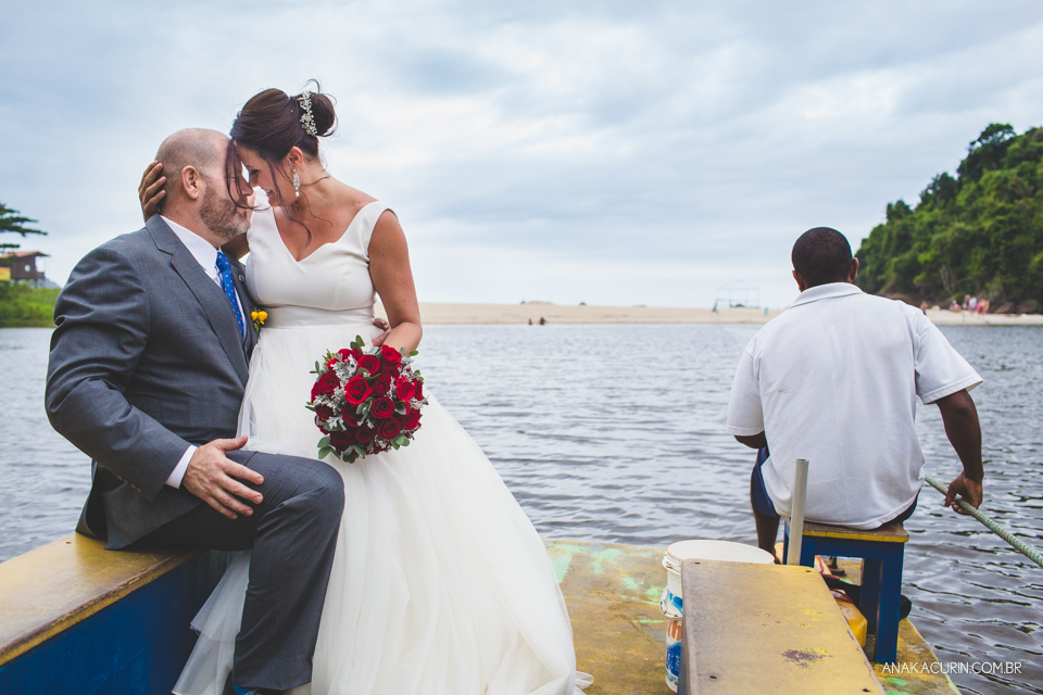 Casamento da noiva paula e do noivo Todd em Ubatuba - SP, na praia de Itamambuca, fotografado por Ana Kacurin.