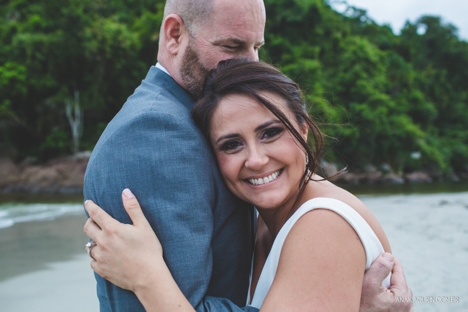 Casamento da noiva paula e do noivo Todd em Ubatuba - SP, na praia de Itamambuca, fotografado por Ana Kacurin.