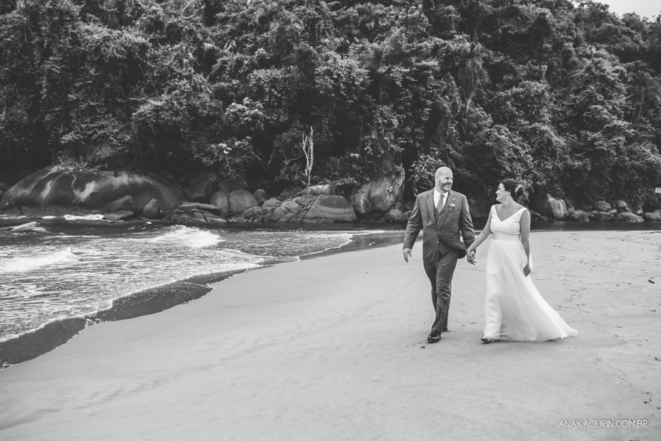 Casamento da noiva paula e do noivo Todd em Ubatuba - SP, na praia de Itamambuca, fotografado por Ana Kacurin.
