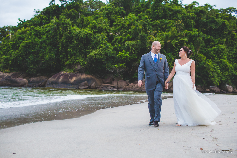 Casamento da noiva paula e do noivo Todd em Ubatuba - SP, na praia de Itamambuca, fotografado por Ana Kacurin.