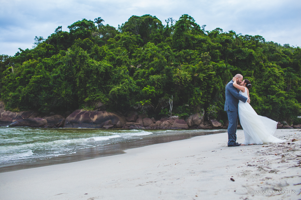 Casamento da noiva paula e do noivo Todd em Ubatuba - SP, na praia de Itamambuca, fotografado por Ana Kacurin.