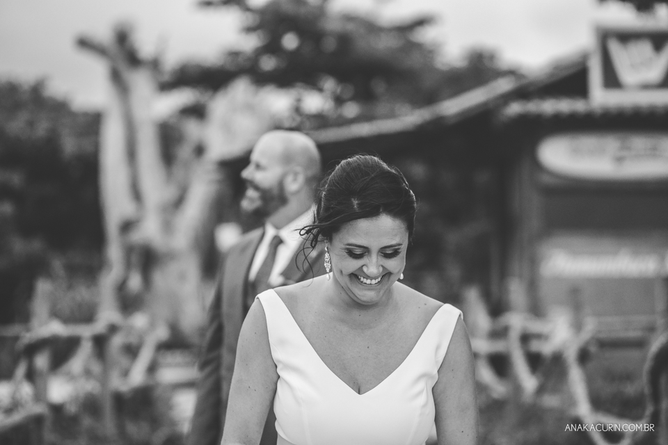 Casamento da noiva paula e do noivo Todd em Ubatuba - SP, na praia de Itamambuca, fotografado por Ana Kacurin.