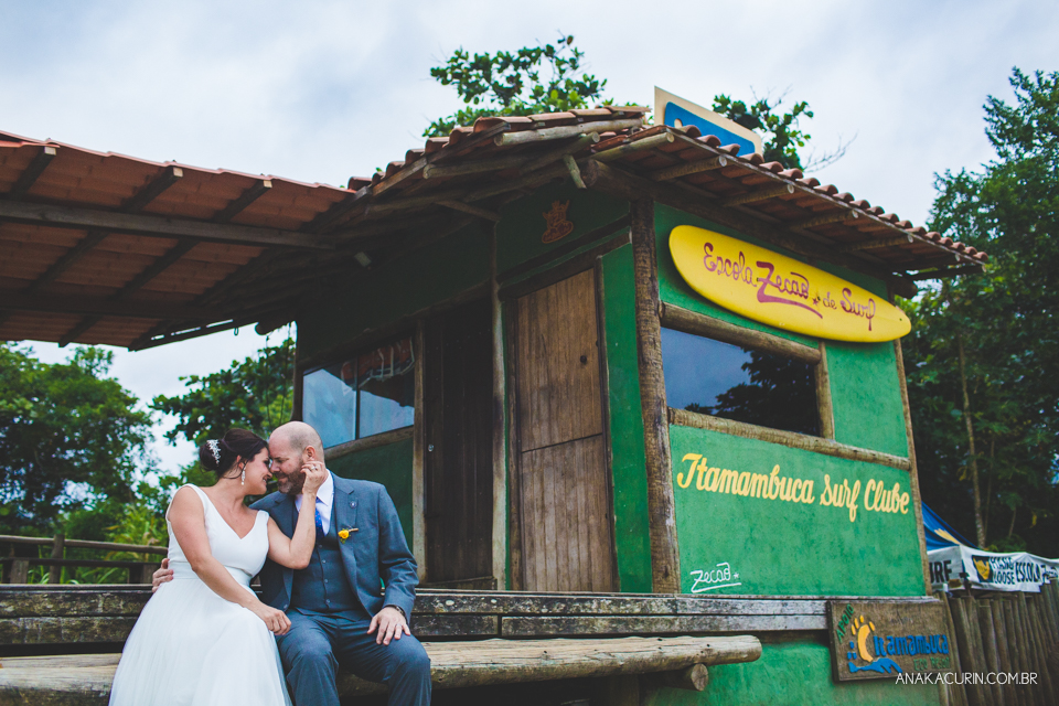 Casamento da noiva paula e do noivo Todd em Ubatuba - SP, na praia de Itamambuca, fotografado por Ana Kacurin.