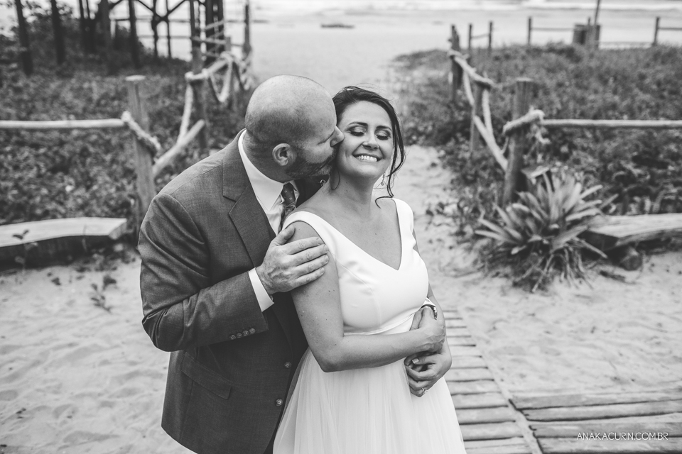 Casamento da noiva paula e do noivo Todd em Ubatuba - SP, na praia de Itamambuca, fotografado por Ana Kacurin.