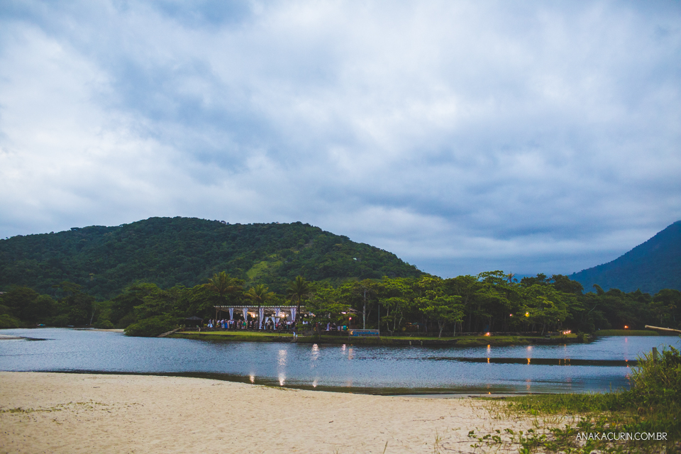 Casamento da noiva paula e do noivo Todd em Ubatuba - SP, na praia de Itamambuca, fotografado por Ana Kacurin.