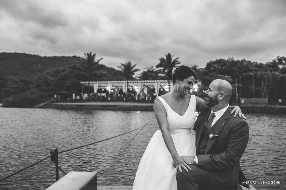 Casamento da noiva paula e do noivo Todd em Ubatuba - SP, na praia de Itamambuca, fotografado por Ana Kacurin.