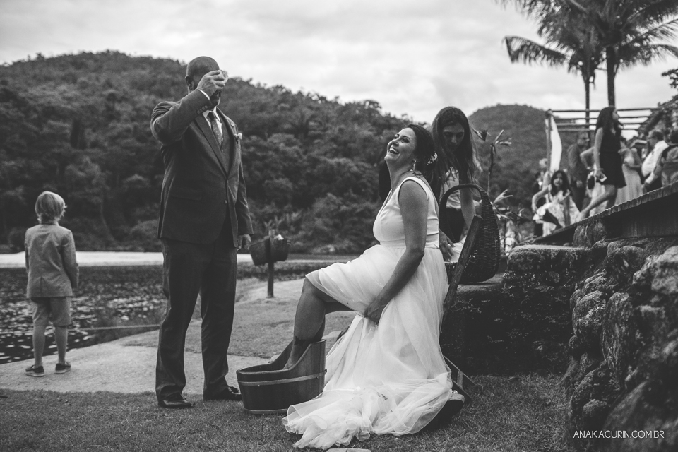 Casamento da noiva paula e do noivo Todd em Ubatuba - SP, na praia de Itamambuca, fotografado por Ana Kacurin.
