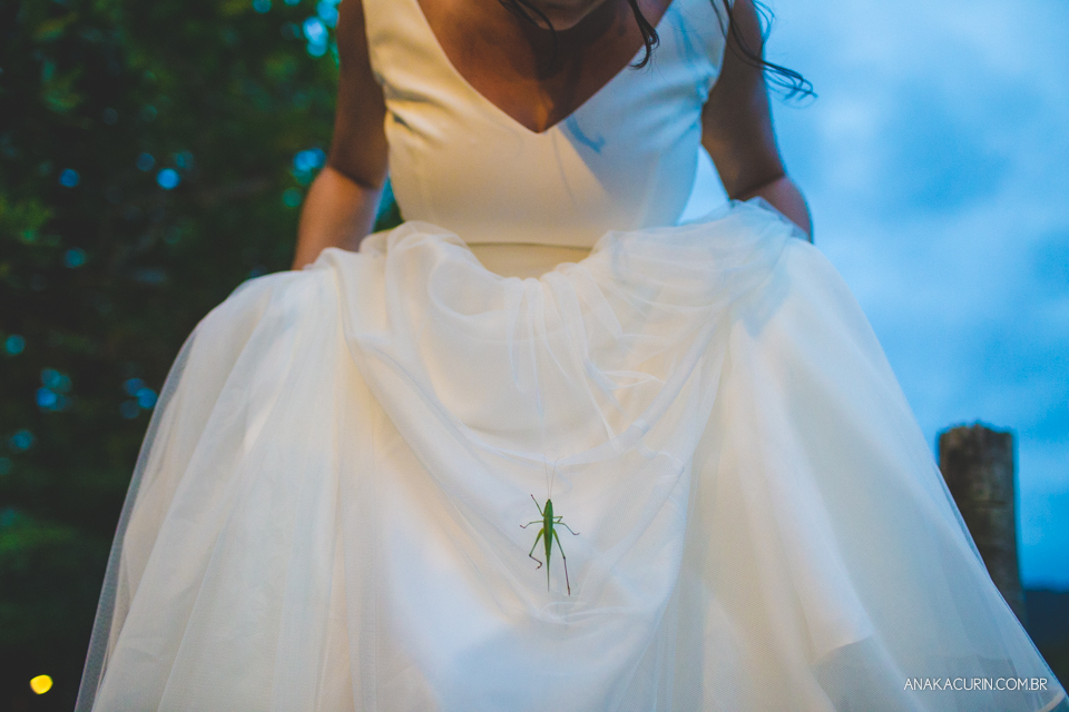 Casamento da noiva paula e do noivo Todd em Ubatuba - SP, na praia de Itamambuca, fotografado por Ana Kacurin.
