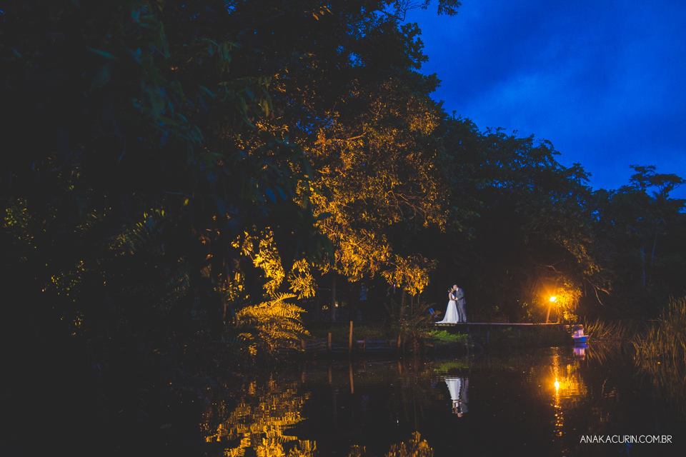Casamento da noiva paula e do noivo Todd em Ubatuba - SP, na praia de Itamambuca, fotografado por Ana Kacurin.