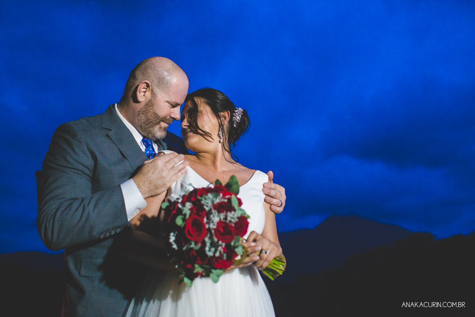 Casamento da noiva paula e do noivo Todd em Ubatuba - SP, na praia de Itamambuca, fotografado por Ana Kacurin.
